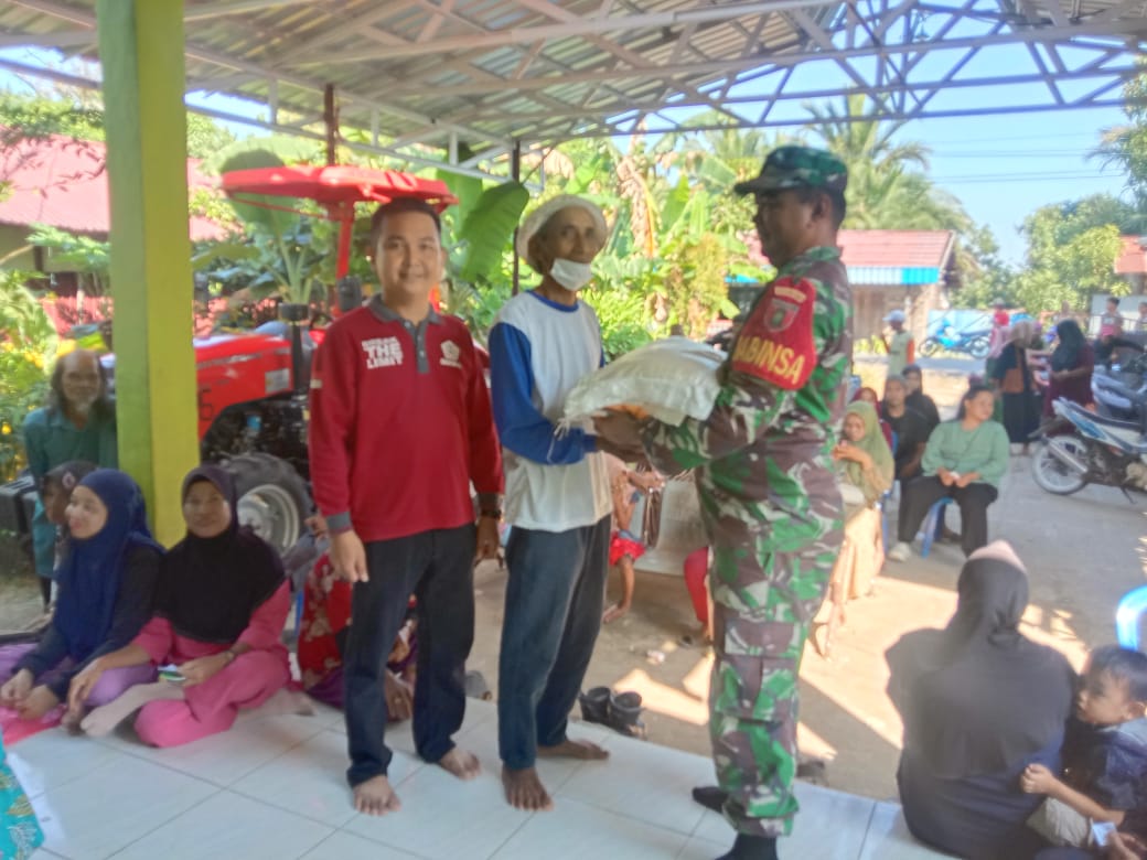 Warga Tinggiran Baru Terima Bantuan Pangan Beras dari Bulog,