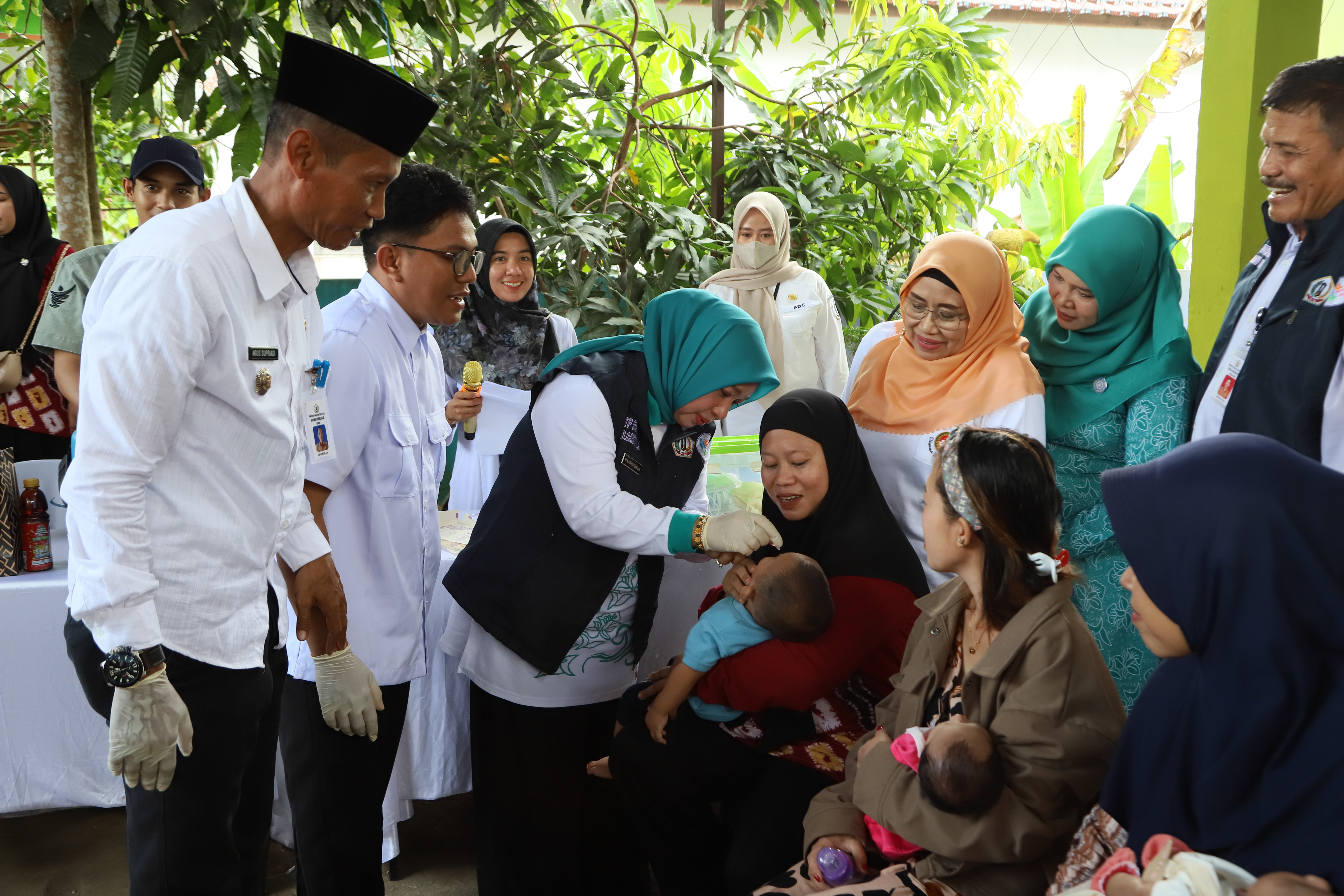Kunjungan Ketua TP PKK Kabupaten Barito Kuala dan Ketua DWP di Posyandu Sekuntum Bunga 4 Desa Tinggiran Baru